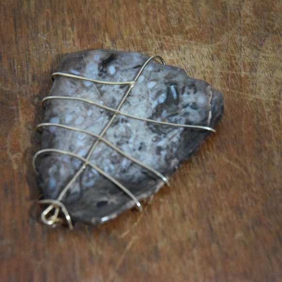 Wrapped dark triangular pendant | Jewelry - Picture 4 of 5